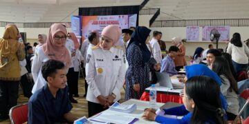 Kendal Job Fair 2026 Buka 4.703 Loker, Bupati Tika Harap Angka Pengangguran Menyusut 10 Bupati Kendal, Dyah Kartika Permanasari, meninjau Kendal Job Fair 2026 di Kendal Sport Center, Rabu, 22 Juli 2026. (Elza Nur Fauziah/Lingkarjateng.id)