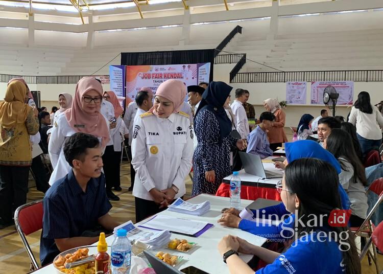 Bupati Kendal, Dyah Kartika Permanasari, meninjau Kendal Job Fair 2026 di Kendal Sport Center, Rabu, 22 Juli 2026. (Elza Nur Fauziah/Lingkarjateng.id)