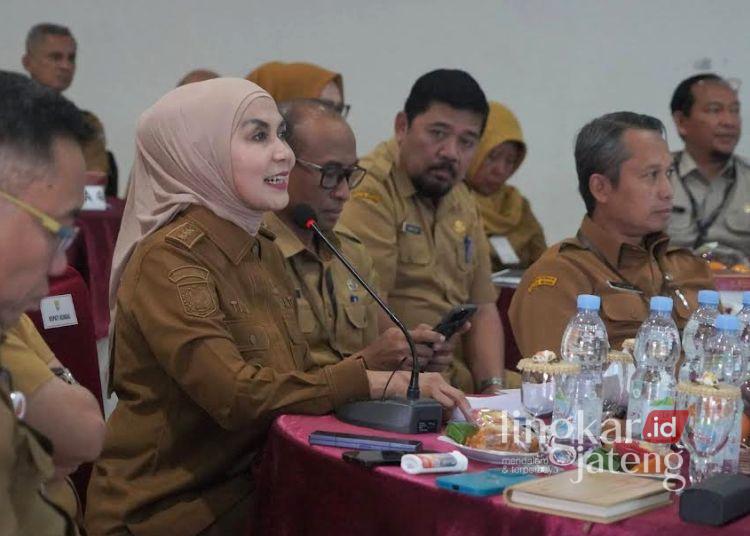 Kendal Wakili Jateng di Penilaian Penghargaan Pembangunan Daerah Tingkat Nasional 25 Bupati Kendal Dyah Kartika Permanasari memberikan paparan di hadapan tim penilai Penghargaan Pembangunan Daerah (PPD) tingkat nasional di Gedung Abdi Praja Setda Kendal pada Senin, 6 Juli 2026. (Anik Kustiani/Lingkarjateng.id)