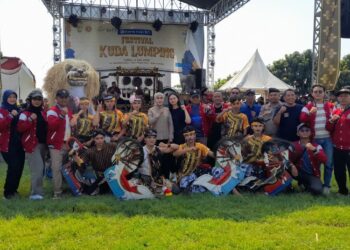 Bupati Kendal, Dyah Kartika Permanasari saat bersama Ketua Karang Taruna Kabupaten Kendal, Nattaya Kenenza membuka kegiatan Karang Taruna Festival Kuda Lumping di Desa Karangmulyo, Sabtu 4 Juli 2026. (Anik Kustiani/Lingkarjateng.id)