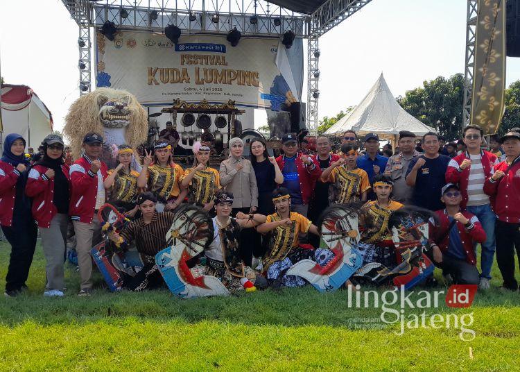 Nattaya Ajak Generasi Muda Lestarikan Kuda Lumping Lewat Karta Fest Kendal 25 Bupati Kendal, Dyah Kartika Permanasari saat bersama Ketua Karang Taruna Kabupaten Kendal, Nattaya Kenenza membuka kegiatan Karang Taruna Festival Kuda Lumping di Desa Karangmulyo, Sabtu 4 Juli 2026. (Anik Kustiani/Lingkarjateng.id)