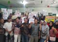 Kepala Bakesbangpol Kendal, Alfebian Yulando, berfoto bersama wali murid usai audiensi terkait penolakan wacana regrouping sekolah di SDN 3 Plantaran, Kecamatan Kaliwungu Selatan, Jumat, 3 Juli 2026. (Anik Kustiani/Lingkarjateng.id)