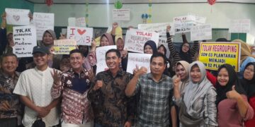 Kepala Bakesbangpol Kendal, Alfebian Yulando, berfoto bersama wali murid usai audiensi terkait penolakan wacana regrouping sekolah di SDN 3 Plantaran, Kecamatan Kaliwungu Selatan, Jumat, 3 Juli 2026. (Anik Kustiani/Lingkarjateng.id)