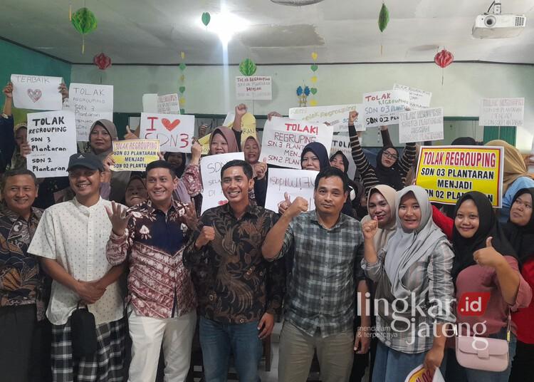 Kepala Bakesbangpol Kendal, Alfebian Yulando, berfoto bersama wali murid usai audiensi terkait penolakan wacana regrouping sekolah di SDN 3 Plantaran, Kecamatan Kaliwungu Selatan, Jumat, 3 Juli 2026. (Anik Kustiani/Lingkarjateng.id)