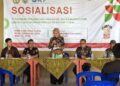 Bupati Kendal, Dyah Kartika Permanasari (tengah) didampingi Kepala DKP Kendal, Hudi Sambodo, memberikan arahan dalam acara sosialisasi Peraturan Perundang-Undangan dan Penegakan Hukum Bidang Cukai Gempur Rokok Ilegal Sumber Dana dari DBHCHT tahun anggaran 2026 di Pondok Informasi Wisata Bahari Pantai Indah Kemangi Desa Jungsemi, Kecamatan Kangkung, Selasa 7 Juli 2026. (dok for Lingkarjateng.id)