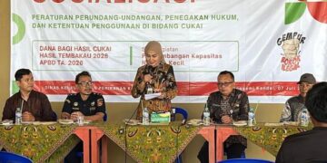 Bupati Kendal, Dyah Kartika Permanasari (tengah) didampingi Kepala DKP Kendal, Hudi Sambodo, memberikan arahan dalam acara sosialisasi Peraturan Perundang-Undangan dan Penegakan Hukum Bidang Cukai Gempur Rokok Ilegal Sumber Dana dari DBHCHT tahun anggaran 2026 di Pondok Informasi Wisata Bahari Pantai Indah Kemangi Desa Jungsemi, Kecamatan Kangkung, Selasa 7 Juli 2026. (dok for Lingkarjateng.id)