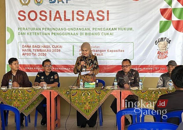 Bupati Kendal, Dyah Kartika Permanasari (tengah) didampingi Kepala DKP Kendal, Hudi Sambodo, memberikan arahan dalam acara sosialisasi Peraturan Perundang-Undangan dan Penegakan Hukum Bidang Cukai Gempur Rokok Ilegal Sumber Dana dari DBHCHT tahun anggaran 2026 di Pondok Informasi Wisata Bahari Pantai Indah Kemangi Desa Jungsemi, Kecamatan Kangkung, Selasa 7 Juli 2026. (dok for Lingkarjateng.id)