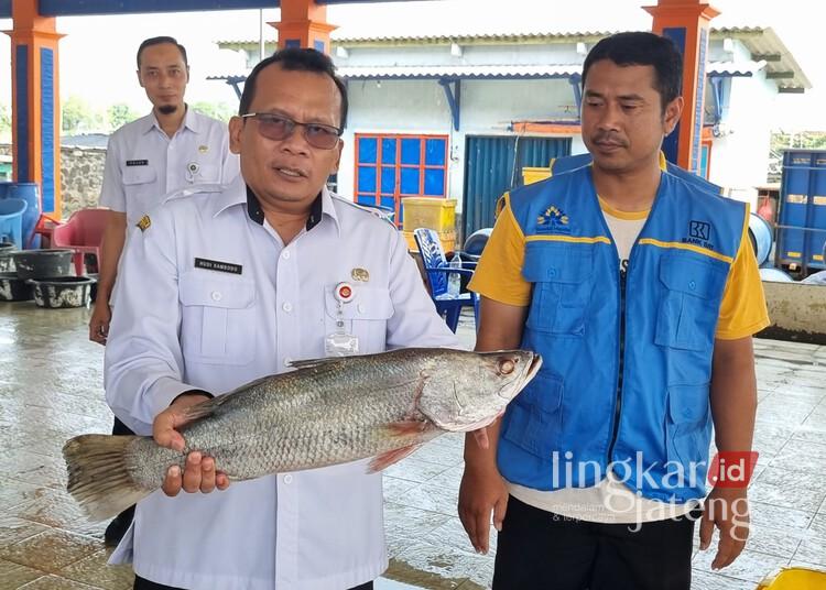 Kepala DKP Kabupaten Kendal, Hudi Sambodo (kiri), saat meninjau salah TPI di wilayah setempat. (Anik Kustiani/Lingkarjateng.id)