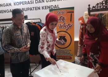 Buka Stand di KOF 2026, Disdagkop UKM Kendal Pamerkan Aneka Produk Unggulan UMKM 25 Kepala Disdagkop UKM Kendal, Toni Ari Wibowo, mendampingi Bupati Kendal, Dyah Kartika Permanasari, mencoba membatik ciprat di stand Disdagkop UKM dalam gelaran Kendal Open Fair di Stadion Utama Kebondalem, Selasa, 21 Juli 2026. (Anik Kustiani/Lingkarjateng.id)