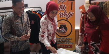 Buka Stand di KOF 2026, Disdagkop UKM Kendal Pamerkan Aneka Produk Unggulan UMKM 10 Kepala Disdagkop UKM Kendal, Toni Ari Wibowo, mendampingi Bupati Kendal, Dyah Kartika Permanasari, mencoba membatik ciprat di stand Disdagkop UKM dalam gelaran Kendal Open Fair di Stadion Utama Kebondalem, Selasa, 21 Juli 2026. (Anik Kustiani/Lingkarjateng.id)