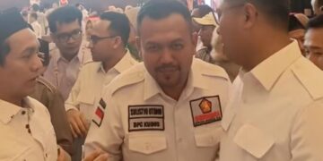 Sulistyo Utomo Harap Sudaryono Bawa Perubahan Tata Kelola MBG 1 Ketua DPC Partai Gerindra Kudus yang juga Wakil Ketua DPRD setempat, Sulistyo Utomo (tengah). (dok for Harianmuria.com)