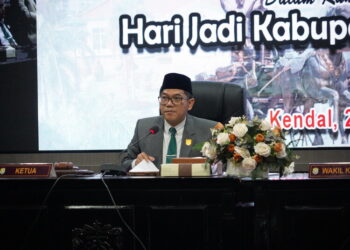 Ketua DPRD Kendal, Mahfud Sodiq, memimpin Rapat Paripurna Istimewa Peringatan Hari Jadi ke-421 Kabupaten Kendal di gedung dewan setempat, Senin, 27 Juli 2026. (Anik Kustiani/Lingkarjateng.id)