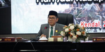 Ketua DPRD Kendal, Mahfud Sodiq, memimpin Rapat Paripurna Istimewa Peringatan Hari Jadi ke-421 Kabupaten Kendal di gedung dewan setempat, Senin, 27 Juli 2026. (Anik Kustiani/Lingkarjateng.id)