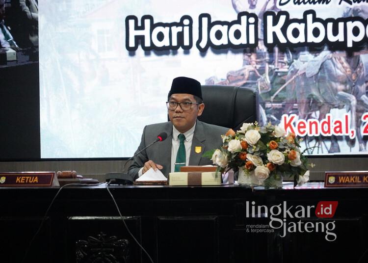 Paripurna Hari Jadi ke-421, Ketua DPRD Kendal Ajak Perkuat Sinergi Wujudkan Daerah Berdikari 25 Ketua DPRD Kendal, Mahfud Sodiq, memimpin Rapat Paripurna Istimewa Peringatan Hari Jadi ke-421 Kabupaten Kendal di gedung dewan setempat, Senin, 27 Juli 2026. (Anik Kustiani/Lingkarjateng.id)