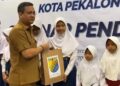 Khusus Siwa Baru, Pemkot Pekalongan Salurkan 500 Paket Seragam Sekolah Gratis 32 Wali Kota Pekalongan Afzan Arslan Djunaid secara simbolis menyerahkan bantuan 500 paket seragam sekolah gratis kepada anak yatim, piatu, yatim piatu, dan anak dari keluarga rentan di Hotel Parkside Mandarin, Kota Pekalongan, Selasa, 7 Juli 2026. (Fahri Akbar/Lingkarjateng.id)