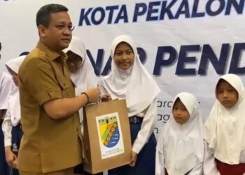 Wali Kota Pekalongan Afzan Arslan Djunaid secara simbolis menyerahkan bantuan 500 paket seragam sekolah gratis kepada anak yatim, piatu, yatim piatu, dan anak dari keluarga rentan di Hotel Parkside Mandarin, Kota Pekalongan, Selasa, 7 Juli 2026. (Fahri Akbar/Lingkarjateng.id)