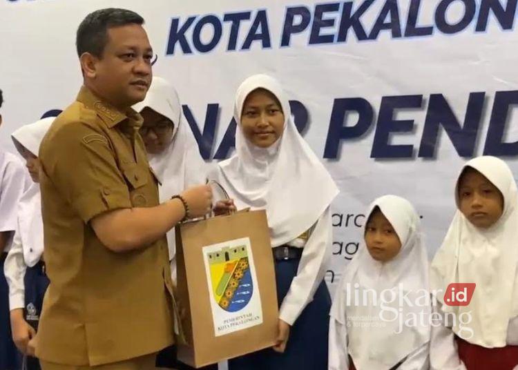 Wali Kota Pekalongan Afzan Arslan Djunaid secara simbolis menyerahkan bantuan 500 paket seragam sekolah gratis kepada anak yatim, piatu, yatim piatu, dan anak dari keluarga rentan di Hotel Parkside Mandarin, Kota Pekalongan, Selasa, 7 Juli 2026. (Fahri Akbar/Lingkarjateng.id)