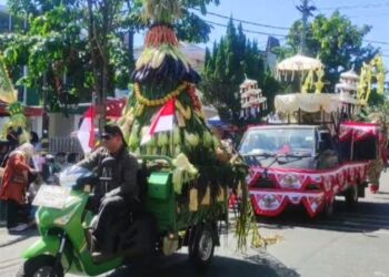 Para kontingen kirab budaya Hari Jadi ke-1276 Salatiga saat melintasi jalan Fatmawati, Sabtu, 25 Juli 2026. (Angga Rosa/Lingkarjateng.id)