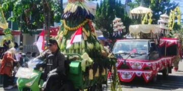 Para kontingen kirab budaya Hari Jadi ke-1276 Salatiga saat melintasi jalan Fatmawati, Sabtu, 25 Juli 2026. (Angga Rosa/Lingkarjateng.id)