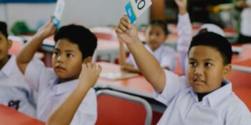 ILUSTRASI: Siswa sekolah dasar sedang mengikuti pembelajaran di kelas. (Canva)