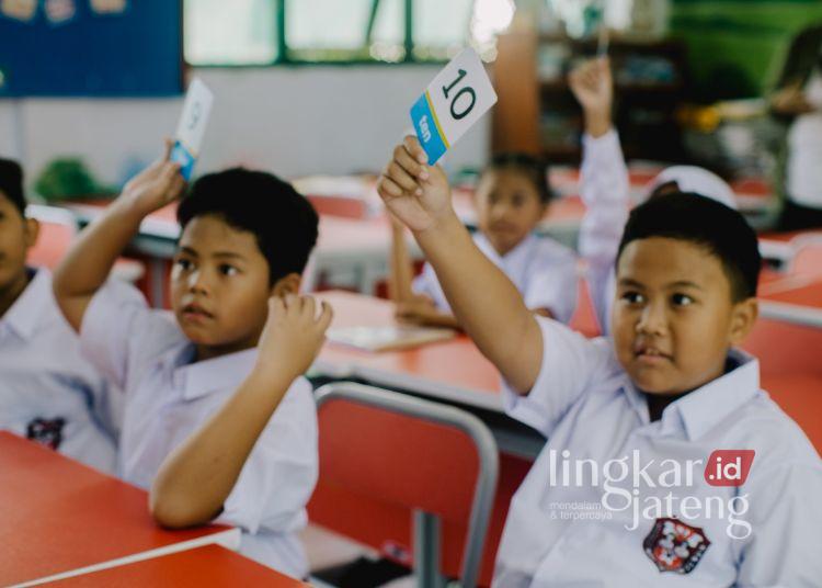 ILUSTRASI: Siswa sekolah dasar sedang mengikuti pembelajaran di kelas. (Canva)