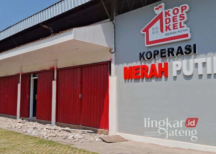 30 Koperasi Merah Putih di Semarang Belum Beroperasi, Terkendala Modal hingga Fasilitas Gudang 25 Gedung KKMP Sampangan, Kecamatan Gajahmungkur, Kota Semarang. (Syahril Muadz/Lingkarjateng.id)