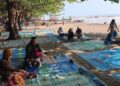 Sejumlah wisatawan menikmati suasana di Pantai Ujungnegoro, Kabupaten Batang. (Diskominfo Batang/Lingkarjateng.id)
