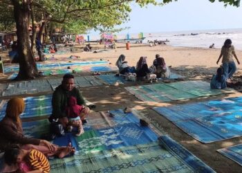 Sejumlah wisatawan menikmati suasana di Pantai Ujungnegoro, Kabupaten Batang. (Diskominfo Batang/Lingkarjateng.id)