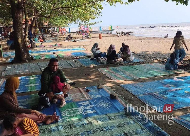 Kunjungan Wisatawan Pantai Ujungnegoro Batang Naik 10 Persen Saat Libur Sekolah 25 Sejumlah wisatawan menikmati suasana di Pantai Ujungnegoro, Kabupaten Batang. (Diskominfo Batang/Lingkarjateng.id)