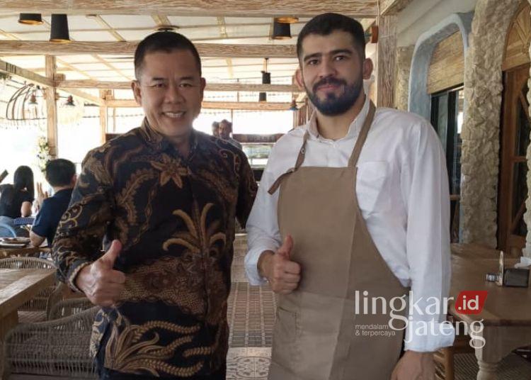 La Pluie Hadirkan Pengalaman Kuliner Turki, Italia dan Western di Tepi Danau BSB Semarang 25 Ketua DPRD Kabupaten Jepara, Agus Sutisna (kiri), berfoto bersama pemilik sekaligus Executive Chef La Pluie, Mr. Raffi, usai grand opening La Pluie Restaurant & Cafe di kawasan Danau Bukit Semarang Baru Semarang pada Sabtu, 25 Juli 2026. (Tomi Budianto/Lingkarjateng.id)