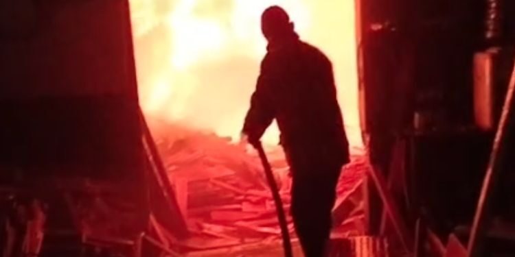 TERBAKAR: Petugas memadamkan api di gudang mebel di Desa Suwawal Barat RT 05 RW 01, Kecamatan Mlonggo, Kabupaten Jepara pada Senin, 27 Juli 2026. (dok for Lingkarjateng.id)