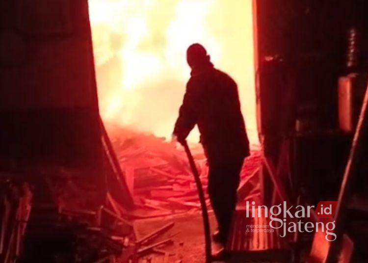 TERBAKAR: Petugas memadamkan api di gudang mebel di Desa Suwawal Barat RT 05 RW 01, Kecamatan Mlonggo, Kabupaten Jepara pada Senin, 27 Juli 2026. (dok for Lingkarjateng.id)