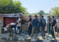 Satpol PP Kota Semarang mengangkut rosok dari badan Jalan Kolonel Sugiyono di belakang Kantor BPBD Jawa Tengah dan Bapenda Jawa Tengah pada Kamis, 16 Juli 2026. (dok for Lingkarjateng.id)