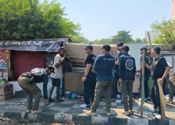 Lapak Barang Rosok di Kawasan Pintu Masuk Kota Lama Semarang Ditertibkan