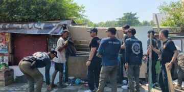 Satpol PP Kota Semarang mengangkut rosok dari badan Jalan Kolonel Sugiyono di belakang Kantor BPBD Jawa Tengah dan Bapenda Jawa Tengah pada Kamis, 16 Juli 2026. (dok for Lingkarjateng.id)