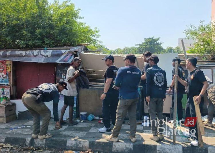 Satpol PP Kota Semarang mengangkut rosok dari badan Jalan Kolonel Sugiyono di belakang Kantor BPBD Jawa Tengah dan Bapenda Jawa Tengah pada Kamis, 16 Juli 2026. (dok for Lingkarjateng.id)