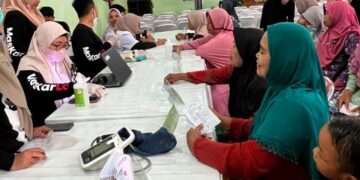Warga memanfaatkan layanan cek kesehatan gratis dalam program Demang Ngantor Deso di Desa Jragung, Kecamatan Karangawen, Kabupaten Demak, Rabu, 29 Juli 2026. (M. Burhanuddin Aslam/Lingkarjateng.id)