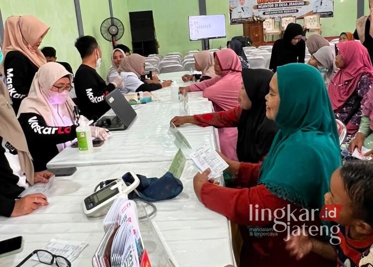 Warga memanfaatkan layanan cek kesehatan gratis dalam program Demang Ngantor Deso di Desa Jragung, Kecamatan Karangawen, Kabupaten Demak, Rabu, 29 Juli 2026. (M. Burhanuddin Aslam/Lingkarjateng.id)