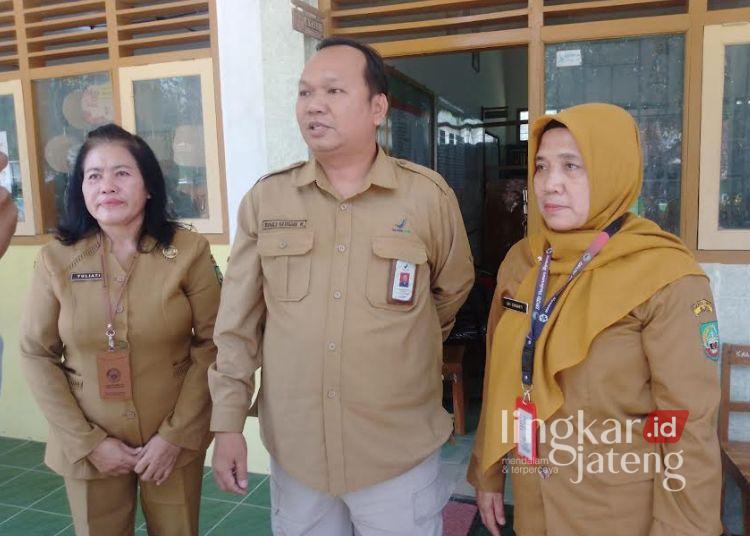Loka POM Grobogan Dalami Dugaan Keracunan MBG di Sendangrejo Blora 25 Kepala Loka POM Grobogan, Ronald H. Manik, mengecek kasus dugaan keracunan MBG di SDN Sendangrejo Kecamatan Ngawen, Kabupaten Blora pada Senin, 20 Juli 2026. (dok for Lingkarjateng.id)