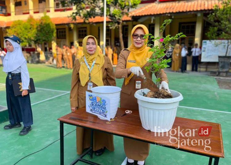 Penamaan bunga Bougenville sebagai simbol dimulainya rangkaian Masa Pengenalan Lingkungan Sekolah (MPLS) Tahun Ajaran 2026/2027  di SMPN 1 Jepara pada Senin, 13 Juli 2026. (dok for Lingkarjateng.id)