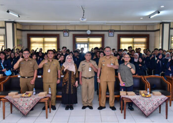 Sekda Kabupaten Pekalongan, M. Yulian Akbar, menerima 90 mahasiswa KKNT Inovasi IPB periode 1 tahun 2026 di Aula Setda Kabupaten Pekalongan, Senin, 6 Juli 2026. (Fahri Akbar/Lingkarjateng.id)