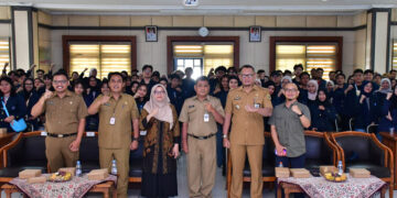 Sekda Kabupaten Pekalongan, M. Yulian Akbar, menerima 90 mahasiswa KKNT Inovasi IPB periode 1 tahun 2026 di Aula Setda Kabupaten Pekalongan, Senin, 6 Juli 2026. (Fahri Akbar/Lingkarjateng.id)