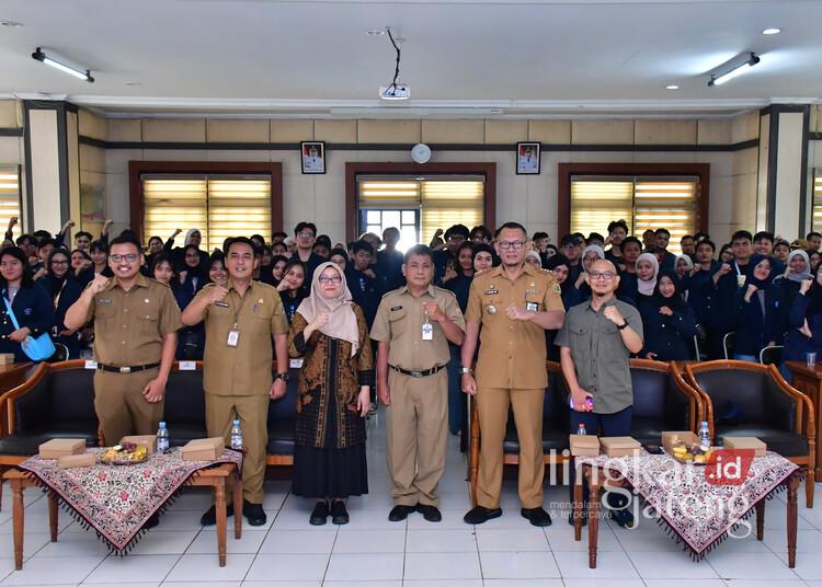 Pemkab Pekalongan Terima Mahasiswa KKNT IPB, Didorong Perkuat Penanganan Kemiskinan Ekstrem 25 Sekda Kabupaten Pekalongan, M. Yulian Akbar, menerima 90 mahasiswa KKNT Inovasi IPB periode 1 tahun 2026 di Aula Setda Kabupaten Pekalongan, Senin, 6 Juli 2026. (Fahri Akbar/Lingkarjateng.id)