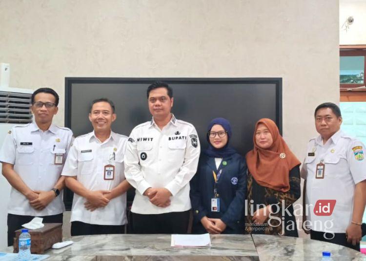 Mahasiswi Asal Jepara Jadi Delegasi Indonesia di IJSS Jepang 25 Mahasiswi IPB University program studi Teknologi Rekayasa Perangkat Lunak., R.I. Damai Ka-sasi (ketiga kanan), menemui Bupati Jepara, Witiarso Utomo (ketiga kiri), terkait dukungan mengikuti International Joint Summer Seminar (IJSS) di Ruang Kerja Bupati pada Rabu, 15 Juli 2026. (dok for Lingkarjateng.id)