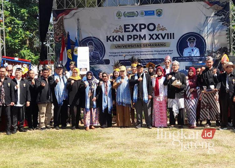 Manfaatkan Potensi Lokal, Bupati Kendal Apresiasi Inovasi Mahasiswa KKN USM 25 Bupati Kendal, Dyah Kartika Permanasari, menghadiri Expo KKN-PPM XXVIII USM di Alun-Alun Kendal pada Senin, 20 Juli 2026. (Anik Kustiani/Lingkarjateng.id)