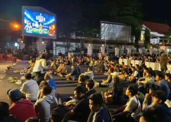 Membaur dengan Warga, Anggota DPRD Pati Saksikan Piala Dunia di Alun-Alun Simpang Lima