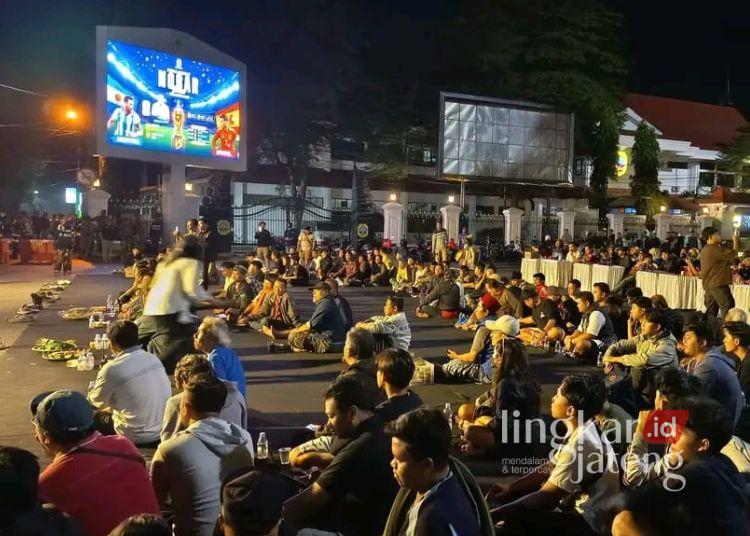 Membaur dengan Warga, Anggota DPRD Pati Saksikan Piala Dunia di Alun-Alun Simpang Lima 25 Suasana nonton bareng Piala Dunia Spanyol Vs Argentina di Alun-Alun Simpang Lima Kabupaten Pati pada Senin, 20 Juli 2026. (dok for Lingkarjateng.id)