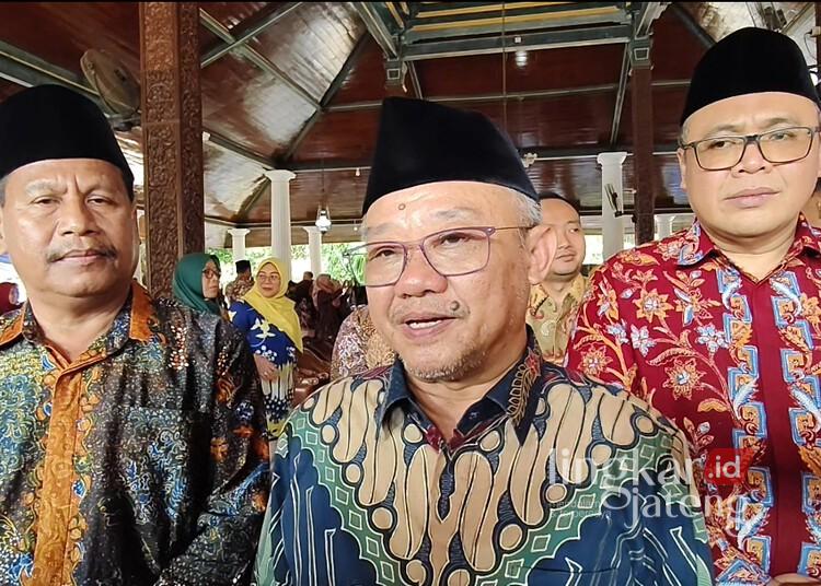 Mendikdasmen Puji Program Beasiswa Sekolah dan Sarjana Pemkab Rembang 25 Mendikdasmen RI, Abdul Mu'ti, memberi keterangan usai mengisi seminar nasional dalam rangka HUT Forum Anak Beasiswa ke-9 di Pendopo Museum Kartini Rembang, Sabtu, 4 Juli 2026. (Vicky Rio/Lingkarjateng.id)