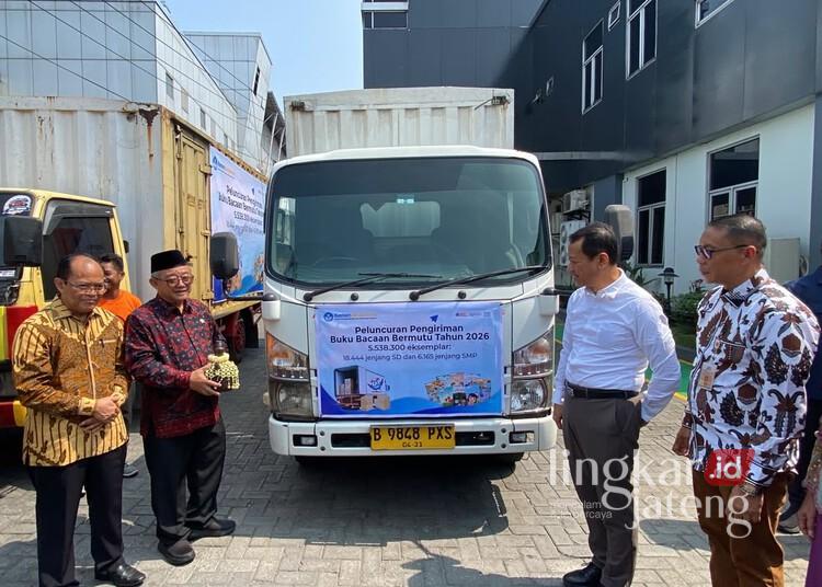 Mendikdasmen Abdul Mu'ti memimpin pelepasan pengiriman 5,5 juta buku bacaan untuk siswa SD dan SMP di Halaman PT Pura Group, Kabupaten Kudus, Jumat, 31 Juli 2026. (Mohammad Fahtur Rohman/Lingkarjateng.id)