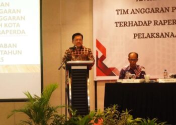 Wali Kota Salatiga Robby Hernawan menyampaikan sambutan pada rapat pembahasan Raperda tentang Pertanggungjawaban Pelaksanaan APBD (LPAPBD) Tahun Anggaran 2025 bersama Badan Anggaran DPRD di Surakarta pada Jumat malam, 3 Juli 2026. (Dok.Prokompim Setda Salatiga/Lingkarjateng.id)